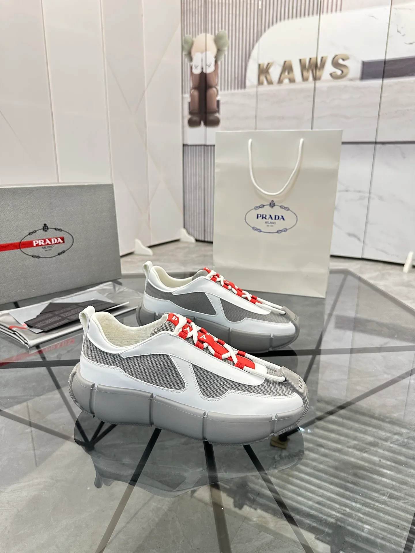 Men's shoes: 💰P540¥ High-end top quality Product trademark: Prada *"Prada*" low-top casual shoes Regular size: 38-45 (can be customized to 46) Product materials: imported first-layer cowhide leather splicing breathable mesh upper, breathable lining, cowhide foot pads, original ultra-light foam outsole. No.: 001